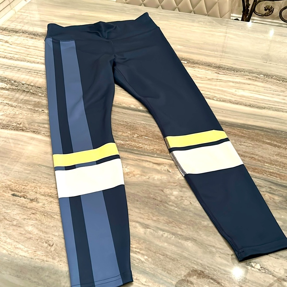 Shape leggings NWOT sz M navy stretchy yoga